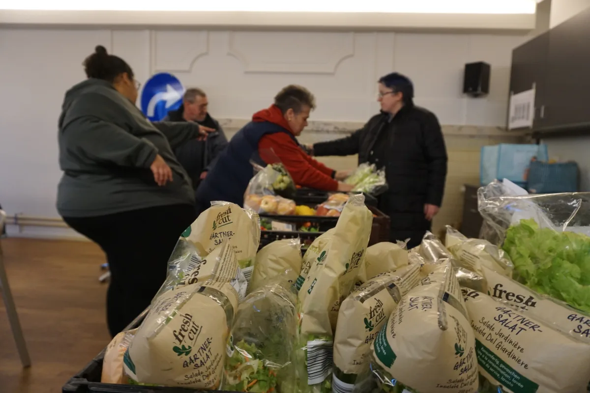 Frauen verteilen was